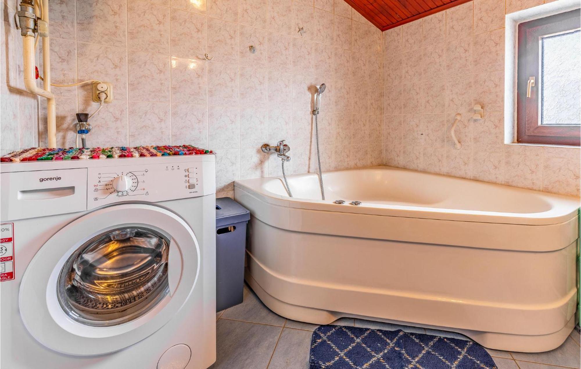 Apartment Lovely In With Wifi Pula
